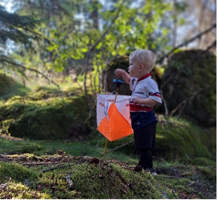 August Östlund, 2 år var glad över banans olika svårighetsgrader på miniknatet. Det fanns även tid för att fylla på med blåbär och kantarellplockning. 